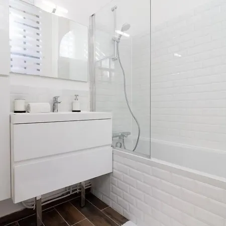 Unique 3 Bed House In Old With Private Parking Апартаменты Лилль