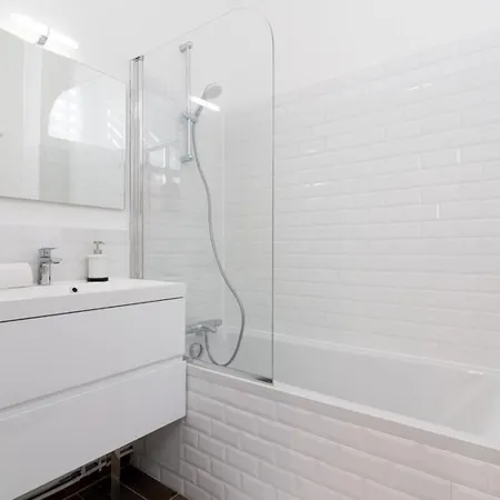 Unique 3 Bed House In Old With Private Parking Апартаменты