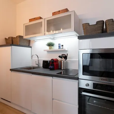 Unique 3 Bed House In Old With Private Parking * Лилль