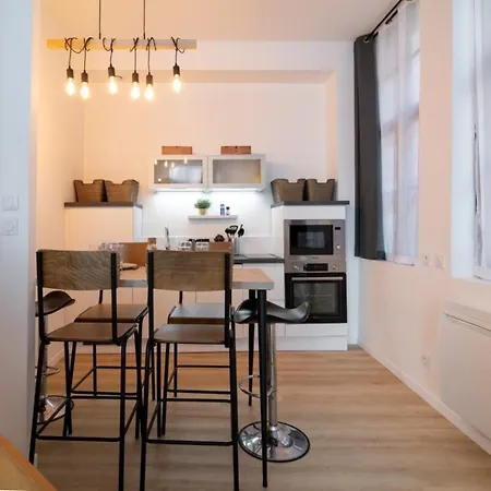 Unique 3 Bed House In Old Lille! דירה