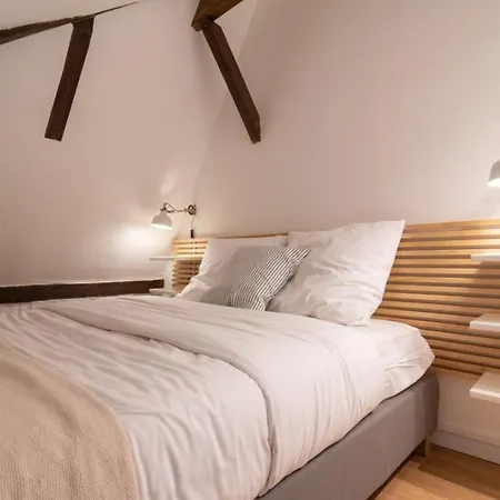 Unique 3 Bed House In Old With Private Parking Лилль