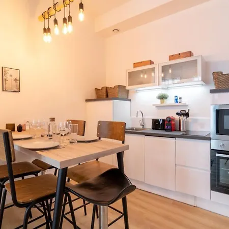 Unique 3 Bed House In Old With Private Parking