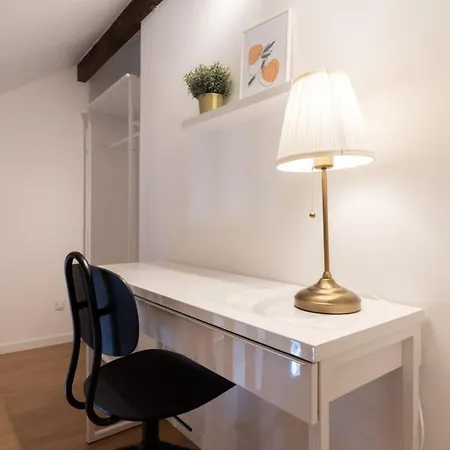 Апартаменты Unique 3 Bed House In Old With Private Parking